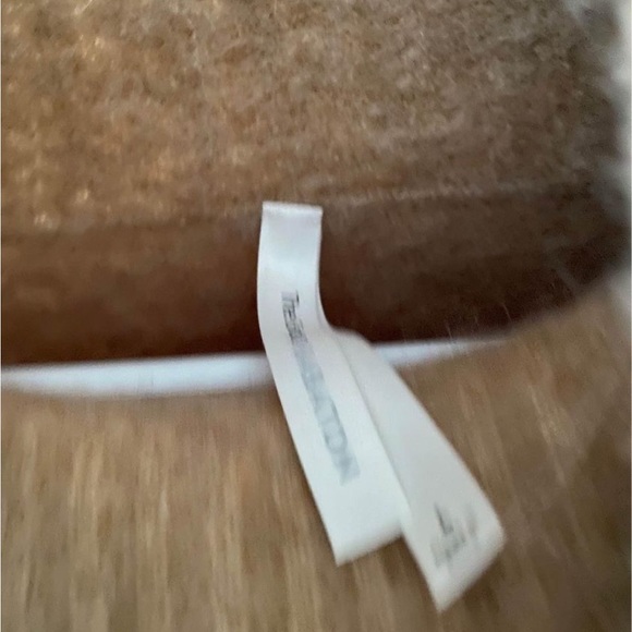 Aritzia the Group Babaton Turtleneck Alpaca Wool
Blend Sweater - Picture 4 of 8